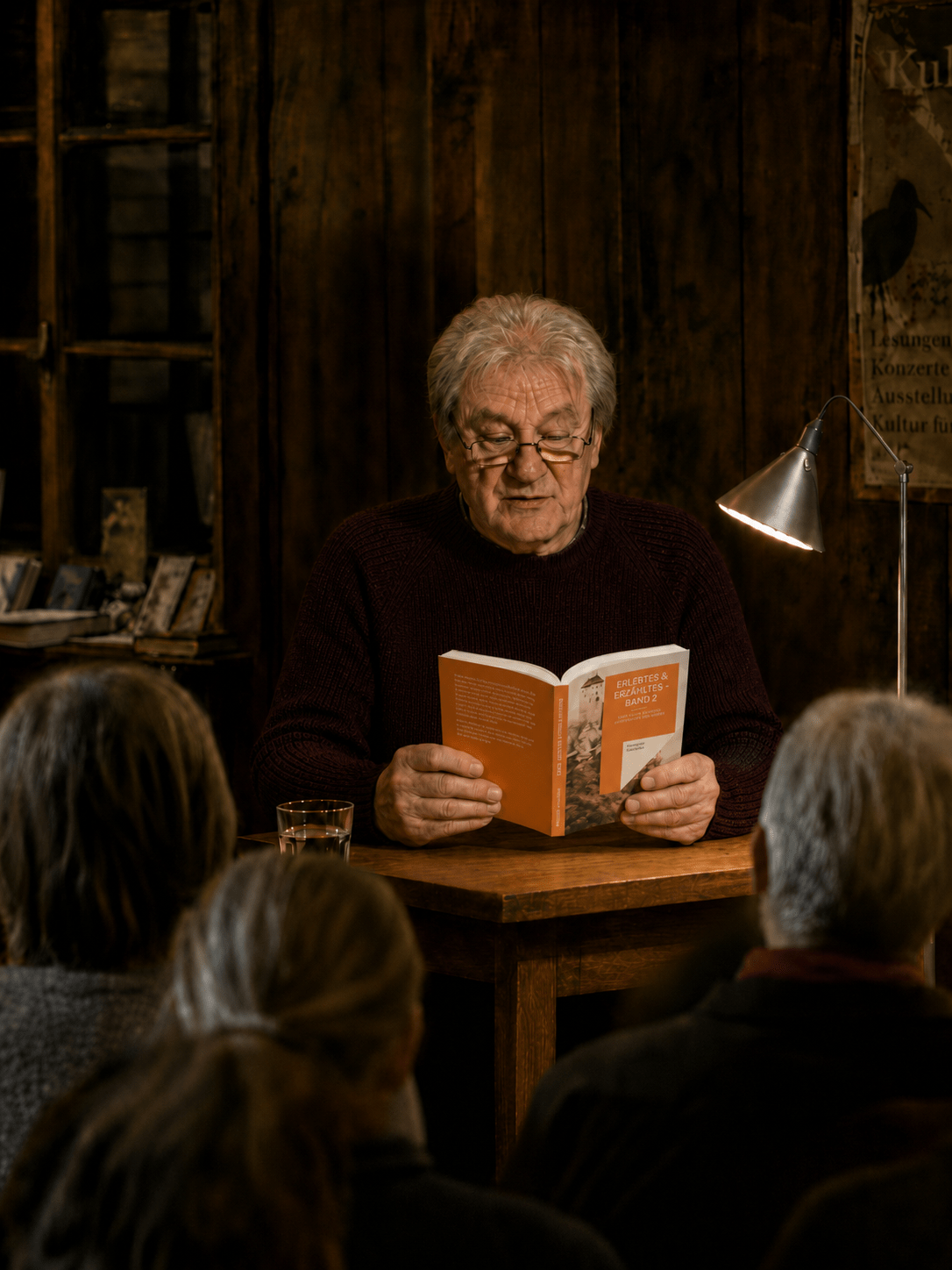 Hanspeter Gautschin liest in einem gemütlichen Kulturhaus vor Publikum